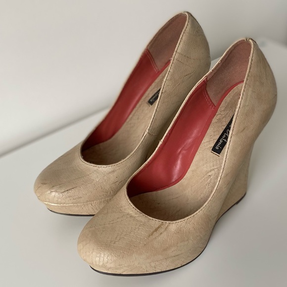 Michael Antonio | Nude Wedges - Picture 3 of 10